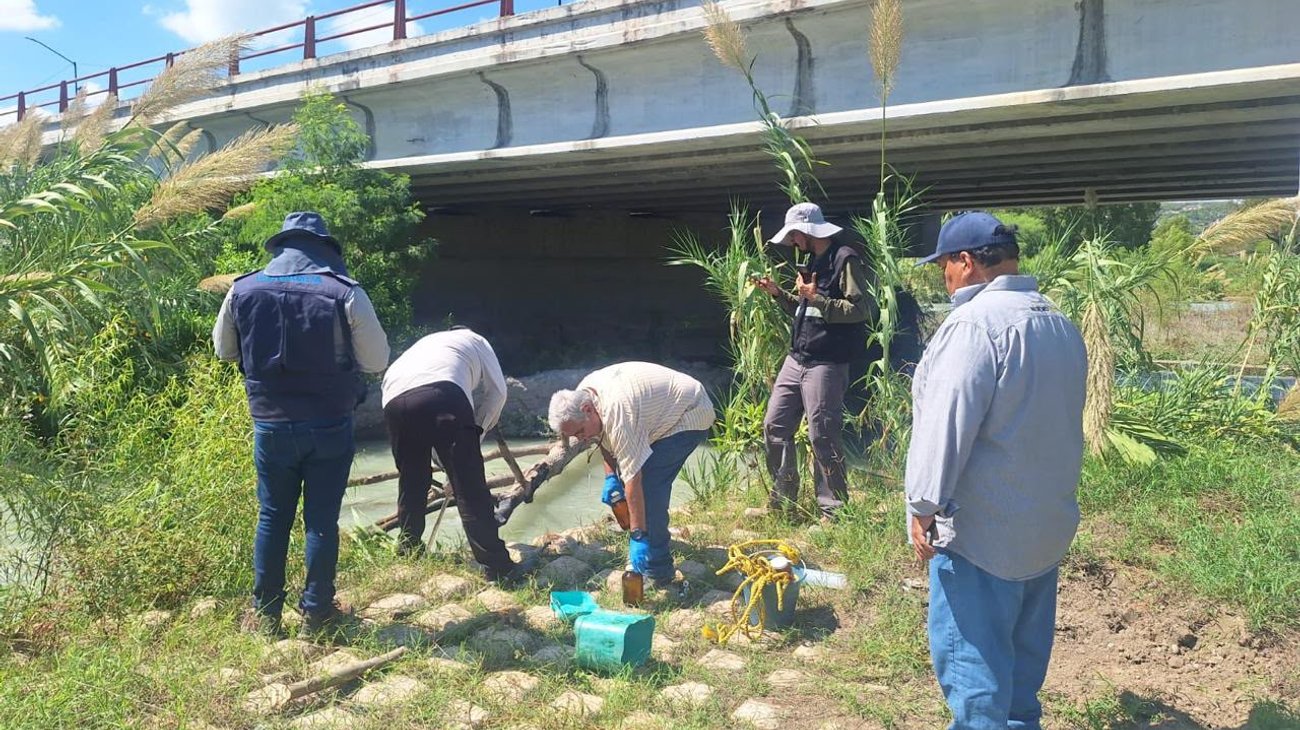 Conagua analiza agua del río Pilón tras derrame de hidrocarburo