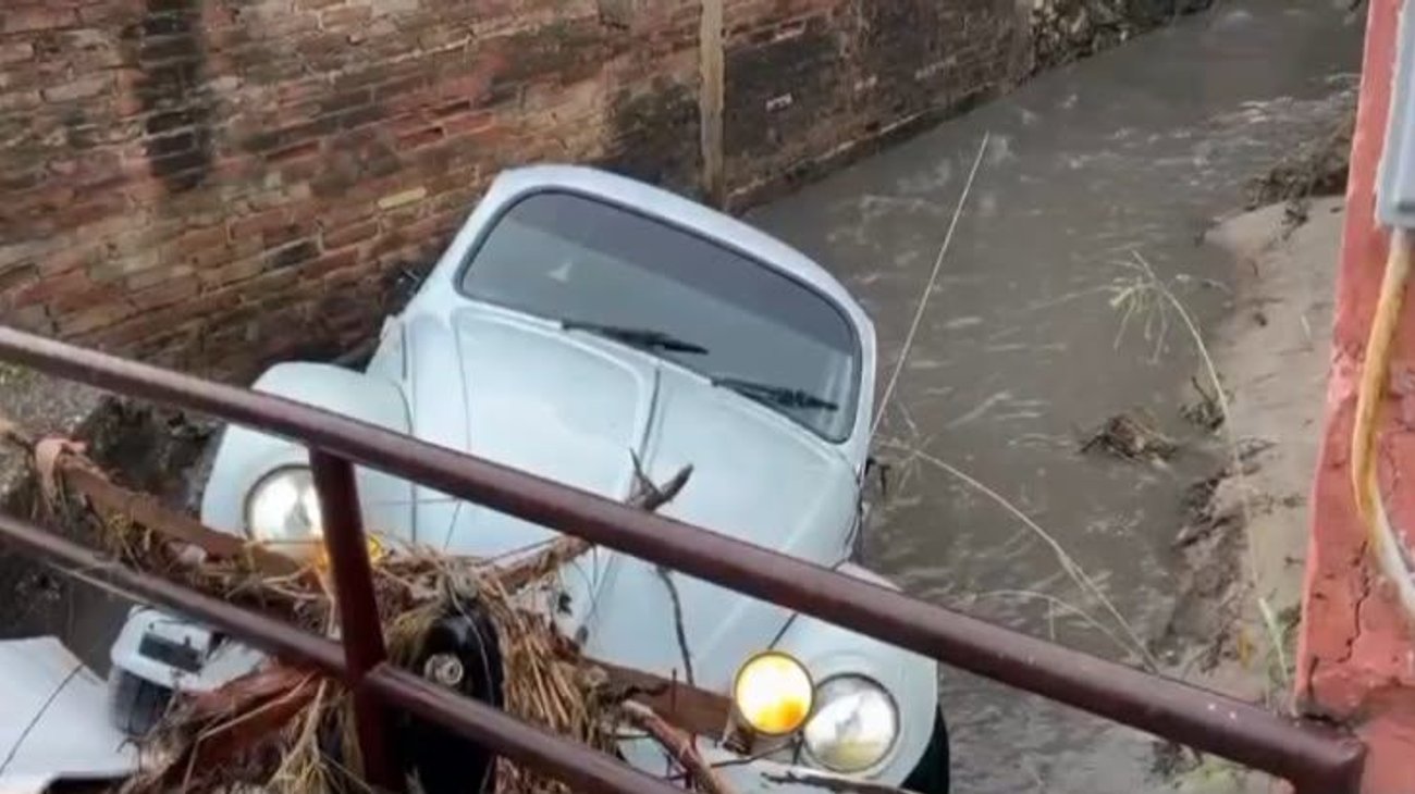 Joven compra su primer auto y termina arrastrado por la corriente