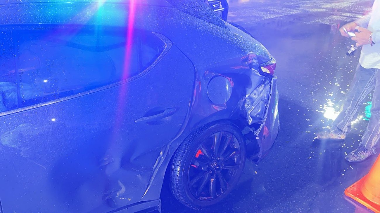 Choque entre patrulla y auto deja un lesionado en Monterrey