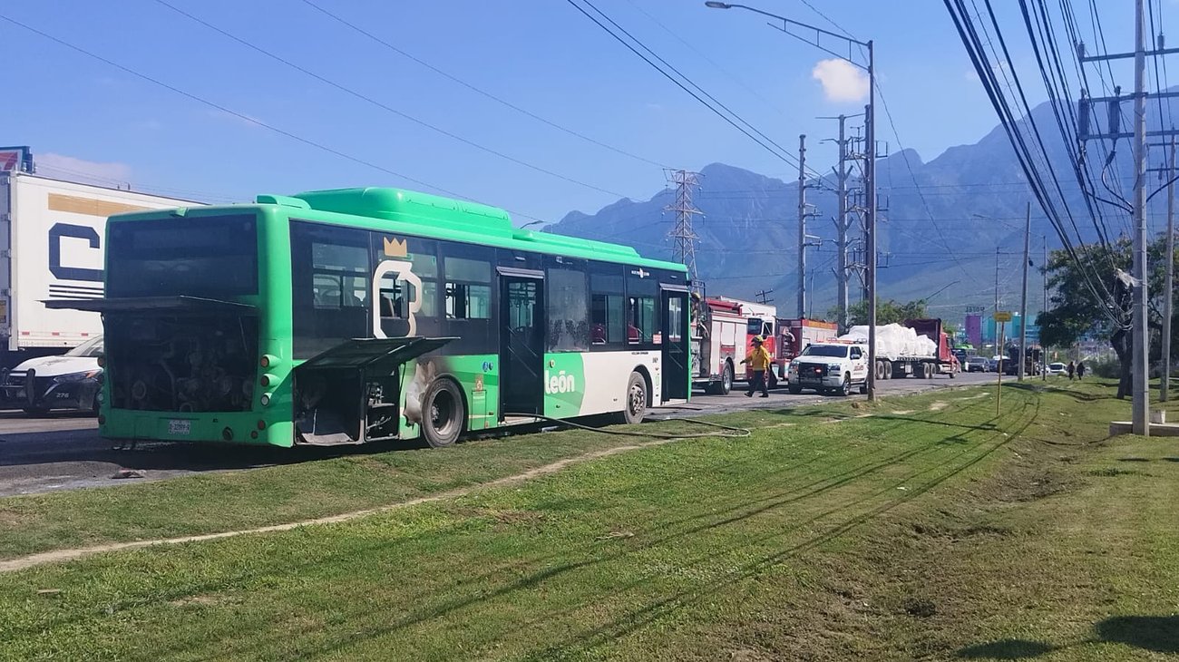 Se incendia camión urbano en carretera a García
