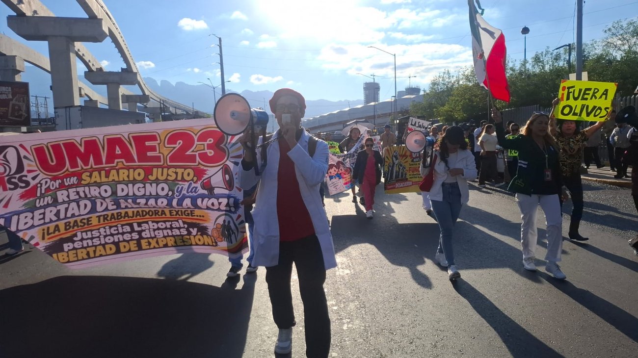 Bloquean trabajadores del IMSS avenidas principales de Monterrey