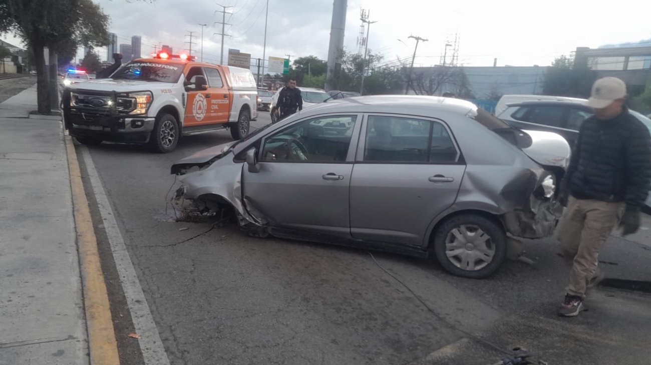 Choca con tráiler y se vuelca sobre avenida corregidora 