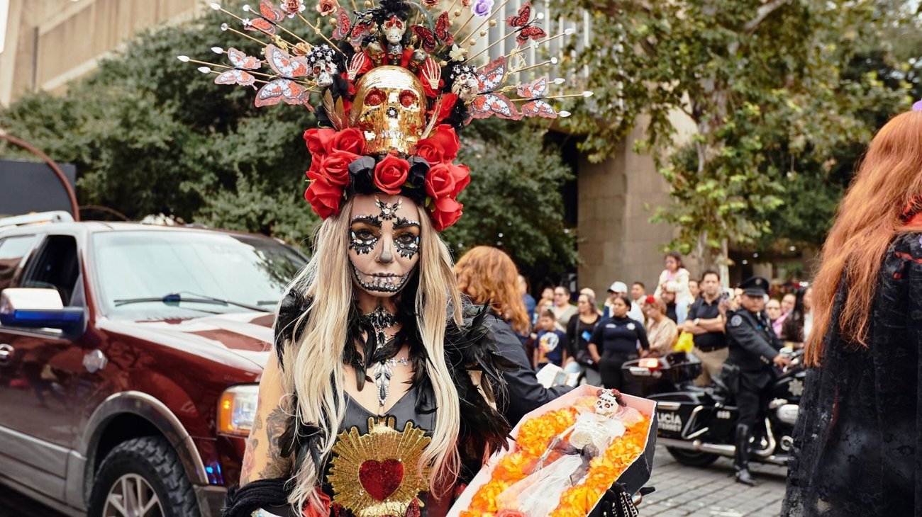Regios viven color y tradición con el desfile de Calaveras