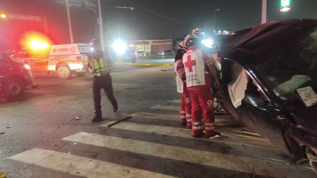 Choque entre tres vehículos deja un muerto en Monterrey