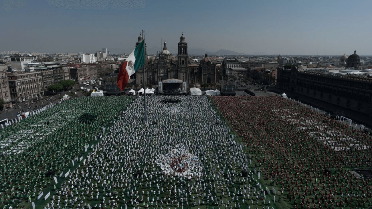 CDMX logra Récord Guinness por la clase de futbol más grande