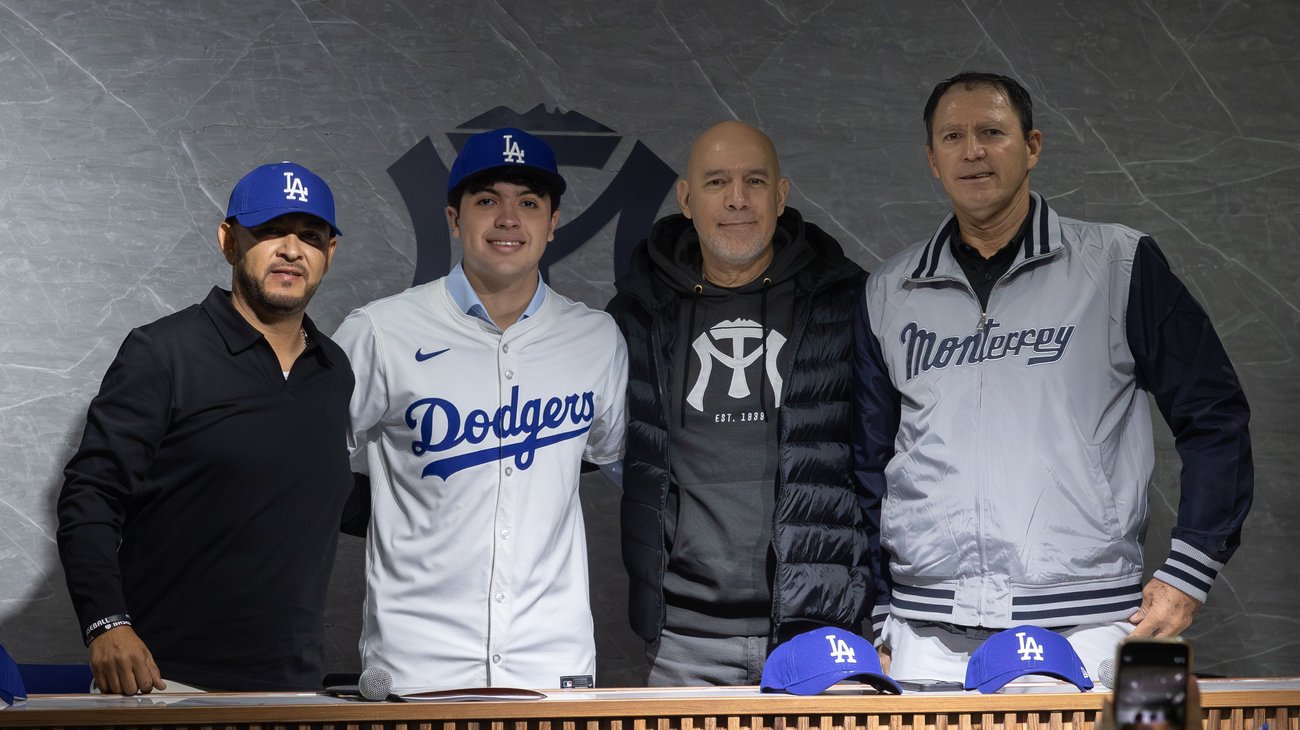Beisbolista regio Roberto Saucedo Jr. ficha con Dodgers
