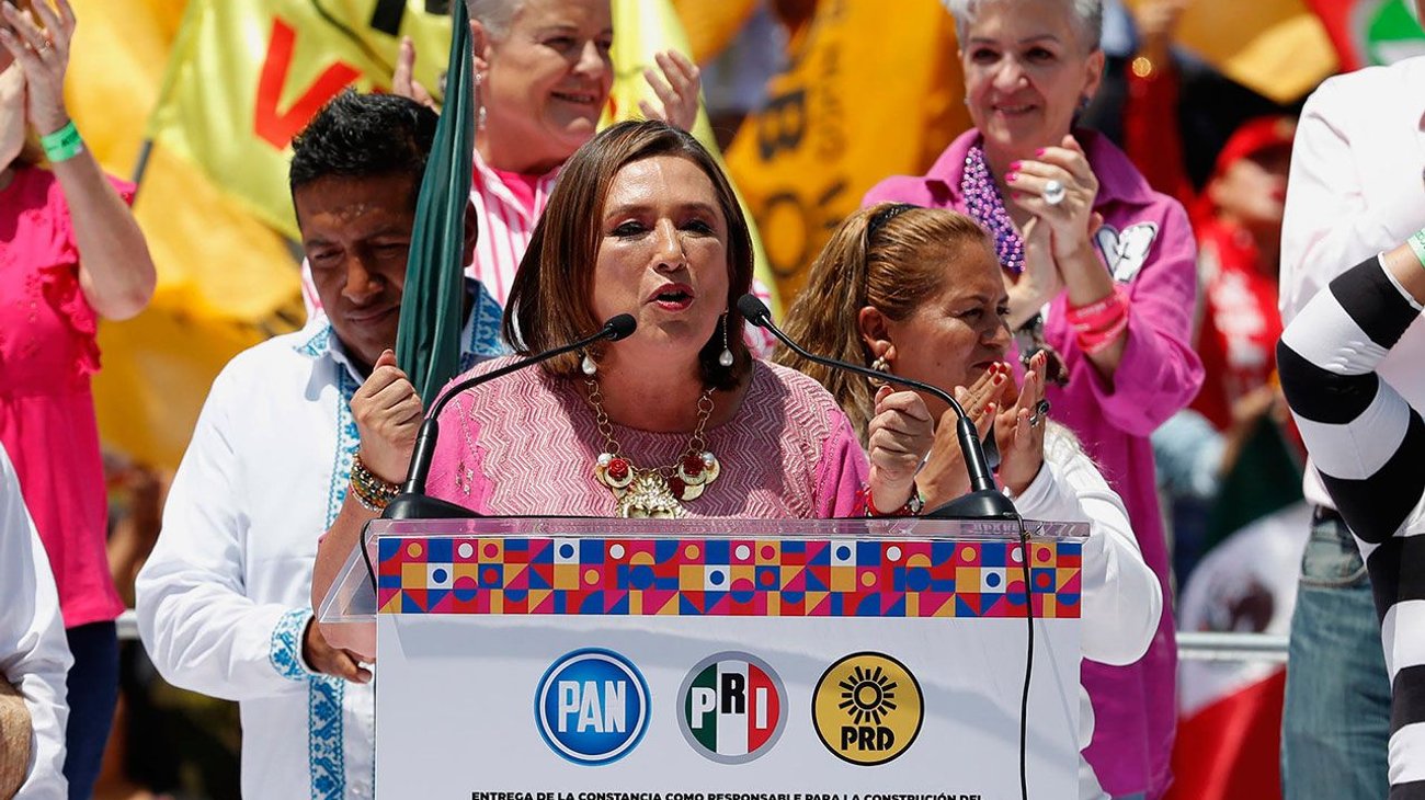 Xóchitl recibe constancia como candidata del Frente Amplio