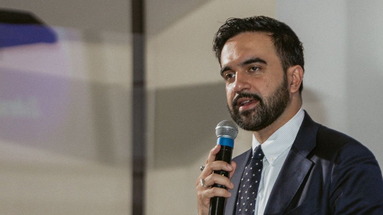 Alcalde de Nueva York invita en español a inscripciones escolares