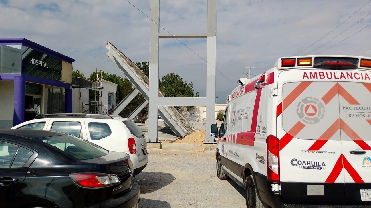 Colapsa techo en construcción de clínica y hiere a trabajador 