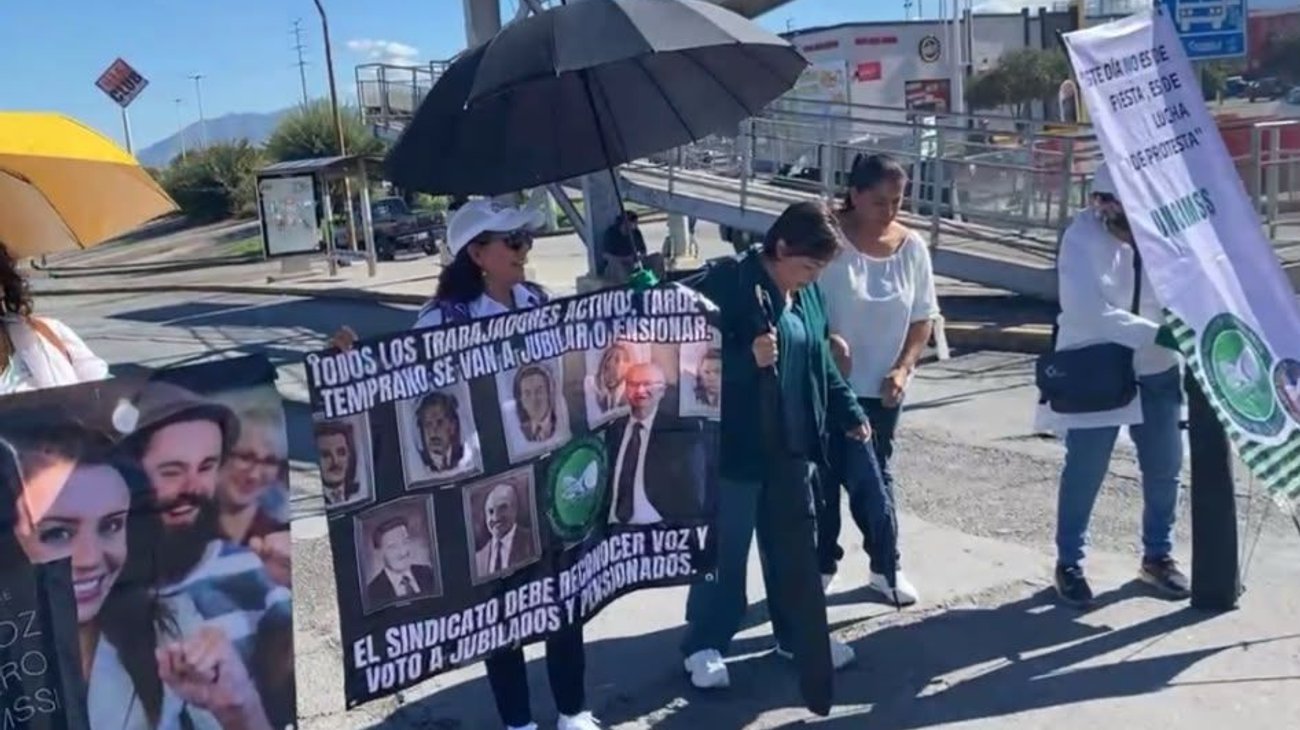 Protestan trabajadores del IMSS y bloquean el periférico LEA