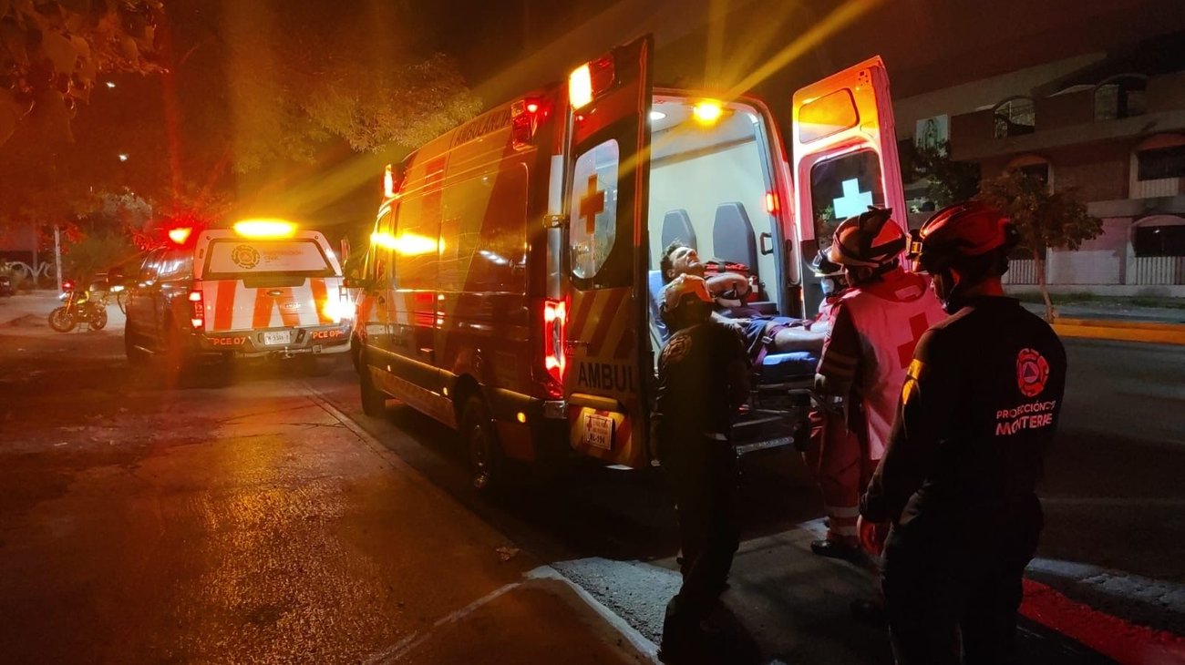 Hombre resulta lesionado tras caer a registro en Monterrey