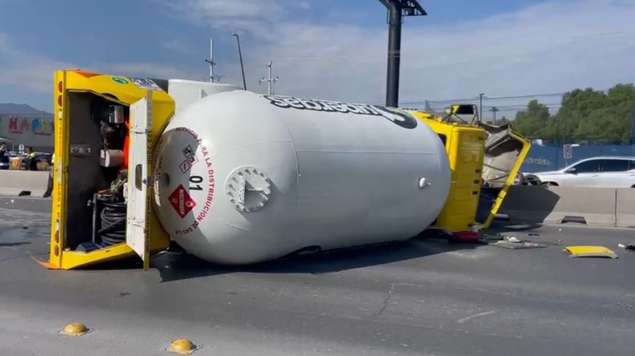 Choque entre pipa de gas y vehículo provoca caos vial