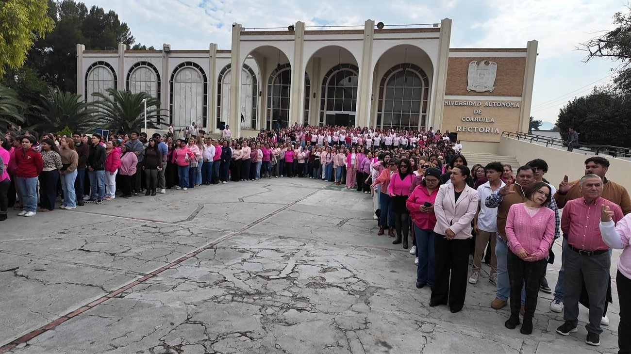 UAdeC forma lazo rosa para promover detección del cáncer de mama