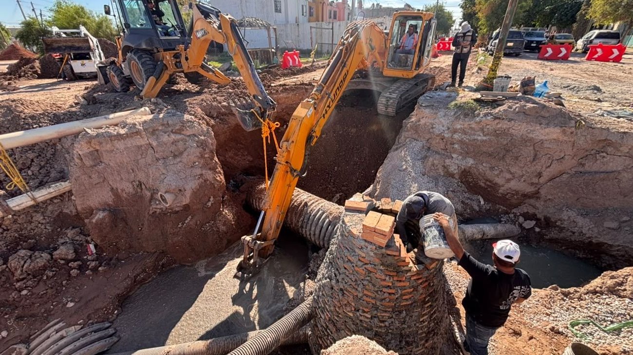 Torreón renueva colector sanitario para mejorar drenaje