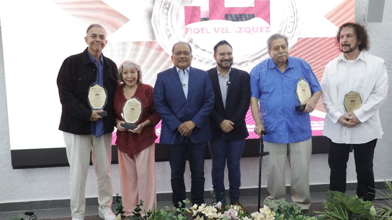 Escobedo homenajea a maestros del teatro del estado