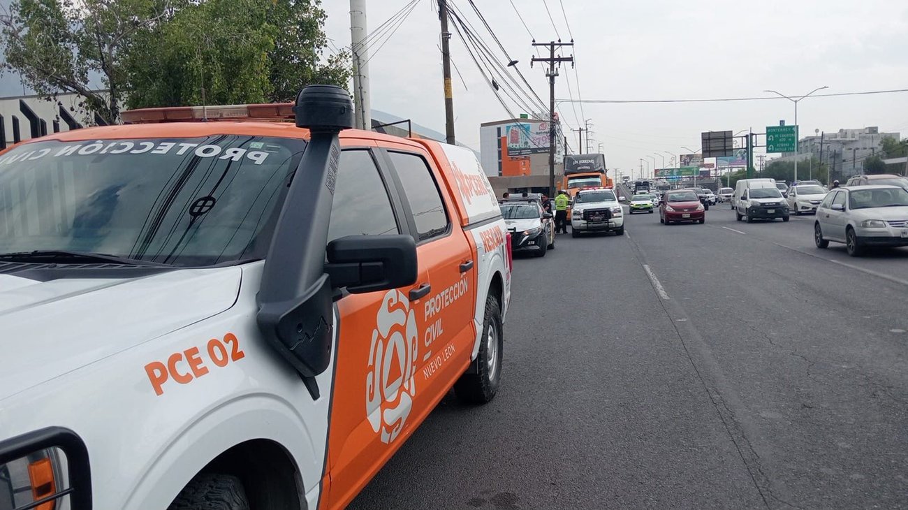 Una persona queda atrapada tras choque en Santa Catarina