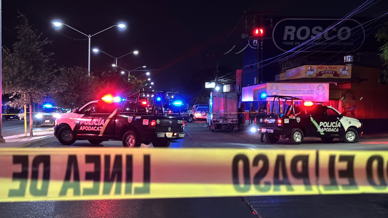 Patrulla embiste moto en Apodaca; muere menor y hay herido