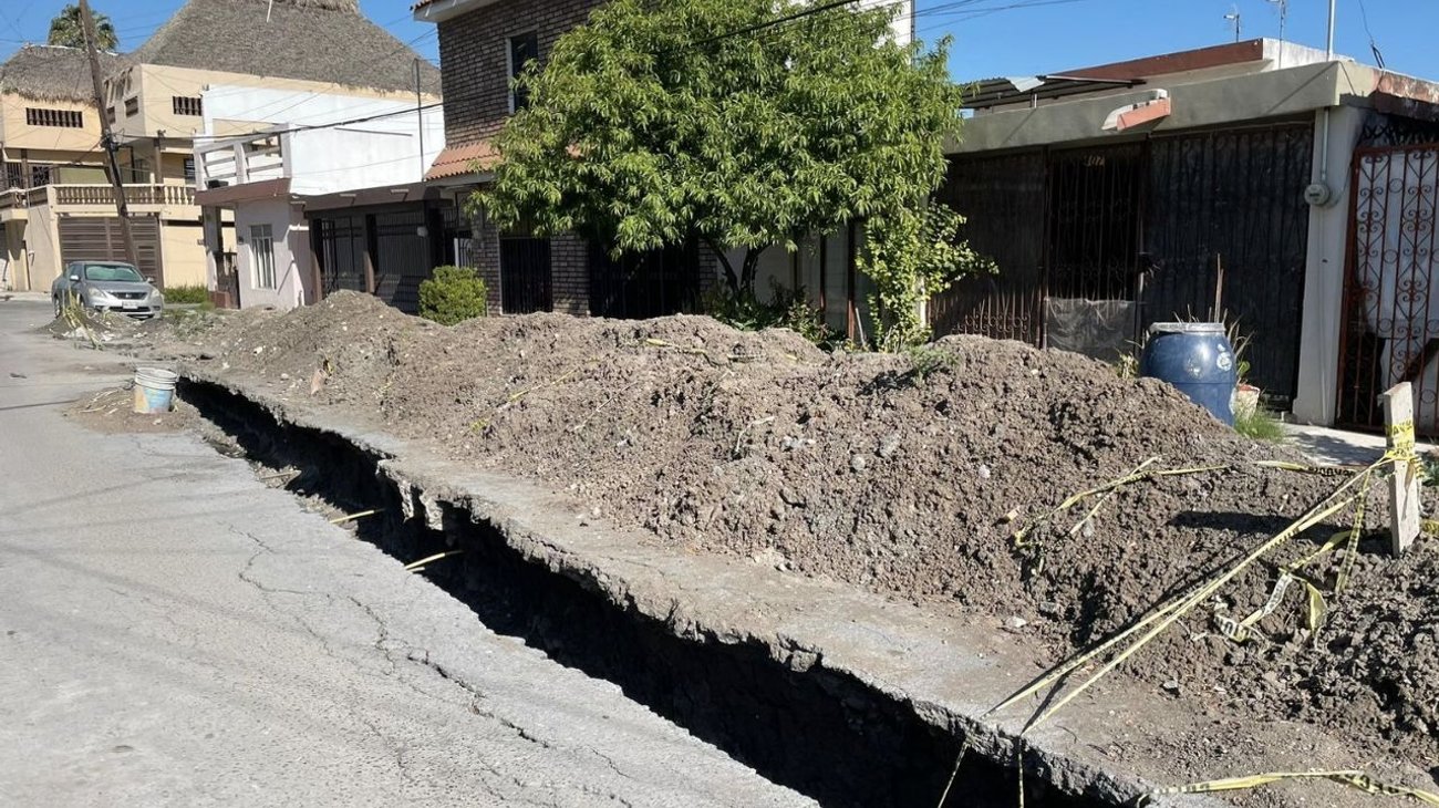 Abandona Agua y Drenaje socavón y zanjas en Monterrey