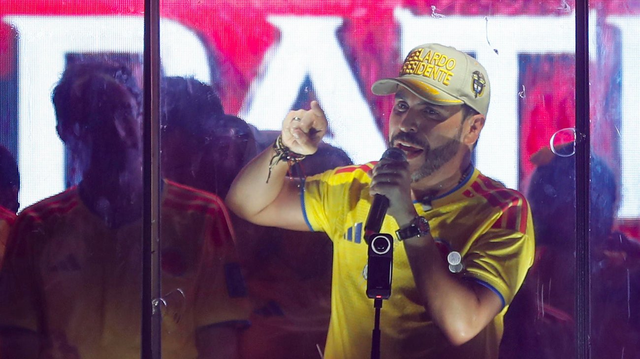 Ordena juez a candidato dejar de usar camiseta de Colombia