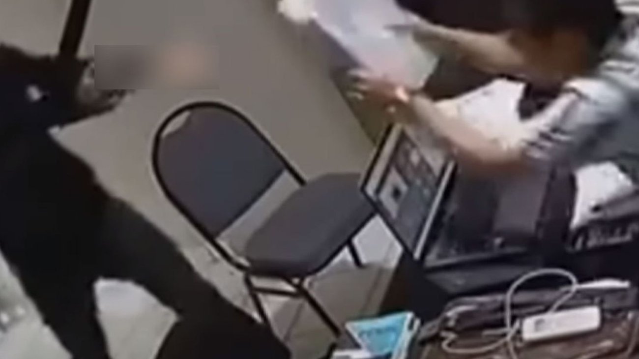 Abogado usa hojas de expediente como escudo en ataque armado