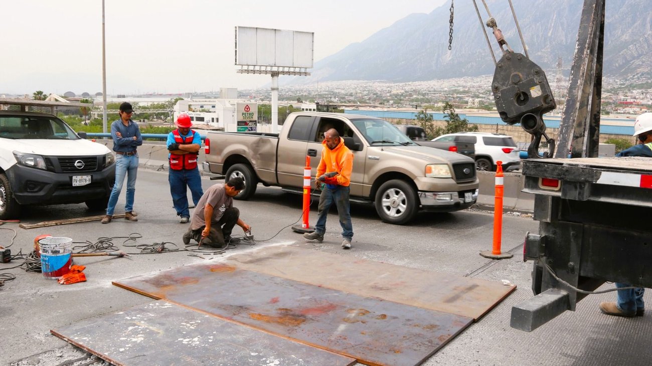 Abren puente tras colocar placas de acero en Santa Catarina