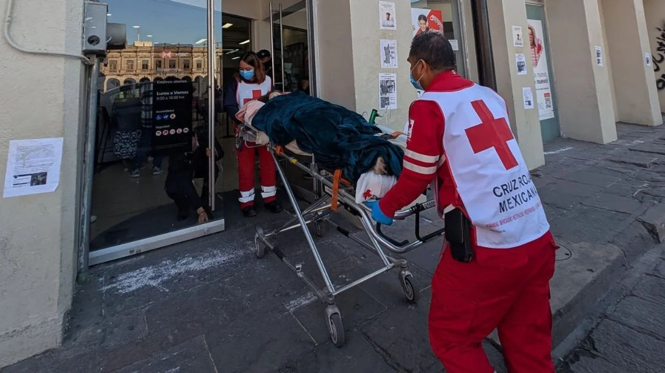 Abuelita en camilla acude a banco para desbloquear su cuenta