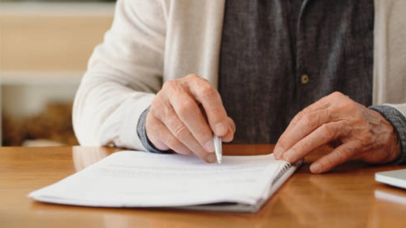 Abuelo decepcionado deja mil pesos de herencia a sus nietas