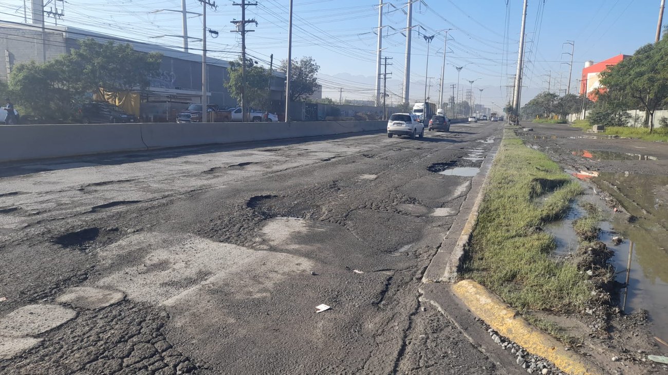 Abundan los baches y el deterioro en avenida López Mateos