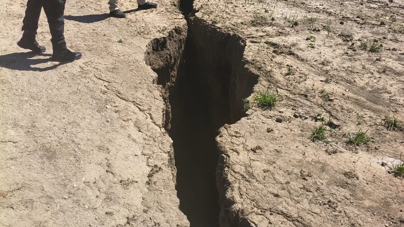 Investigan origen de grieta de 200 metros en Arteaga