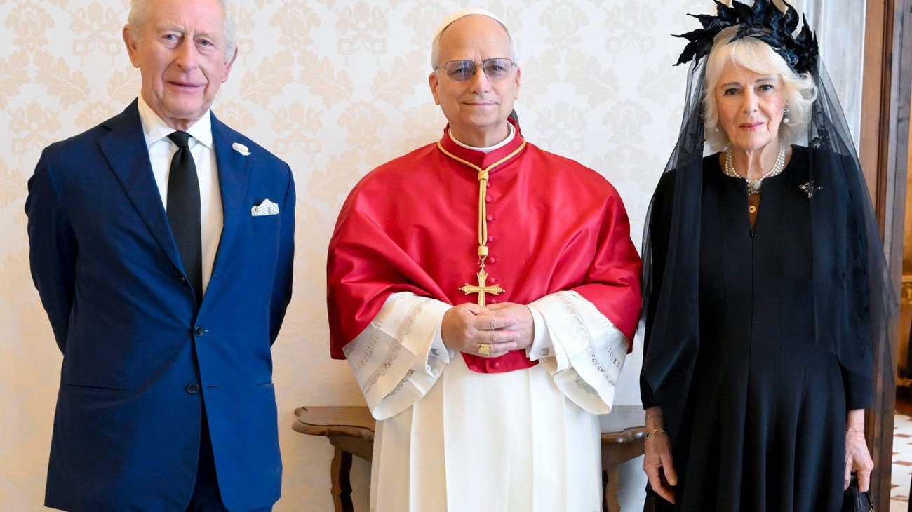 El papa y el rey Carlos III rezan juntos en la Capilla Sixtina