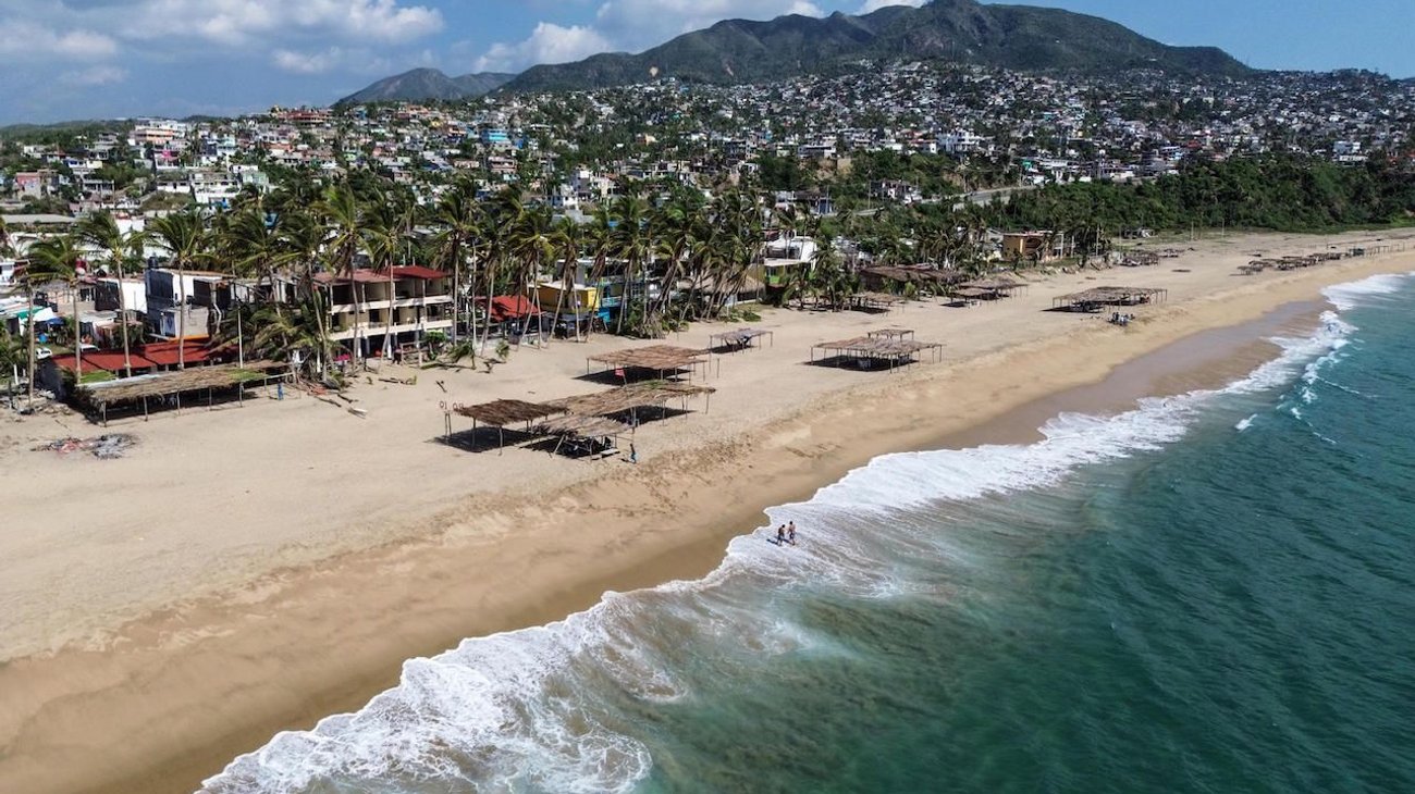 Preocupa a comercios de Acapulco playas vacías tras huracán