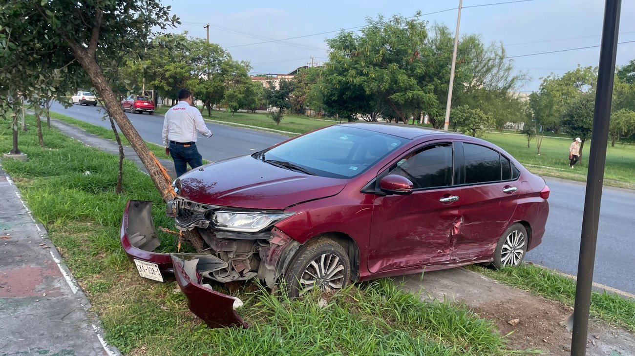 Choca a automóvil y se estrella contra árbol en Guadalupe