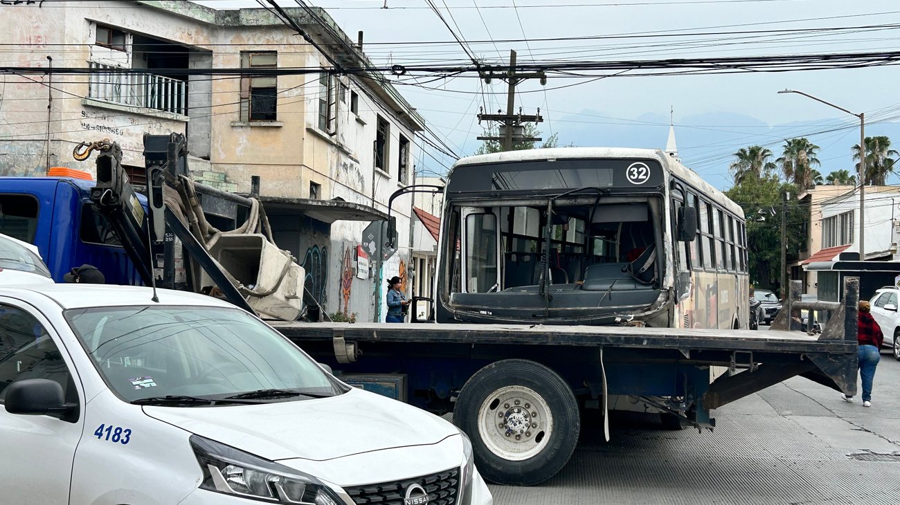 Ignora señal vial y provoca accidente con ruta de camión