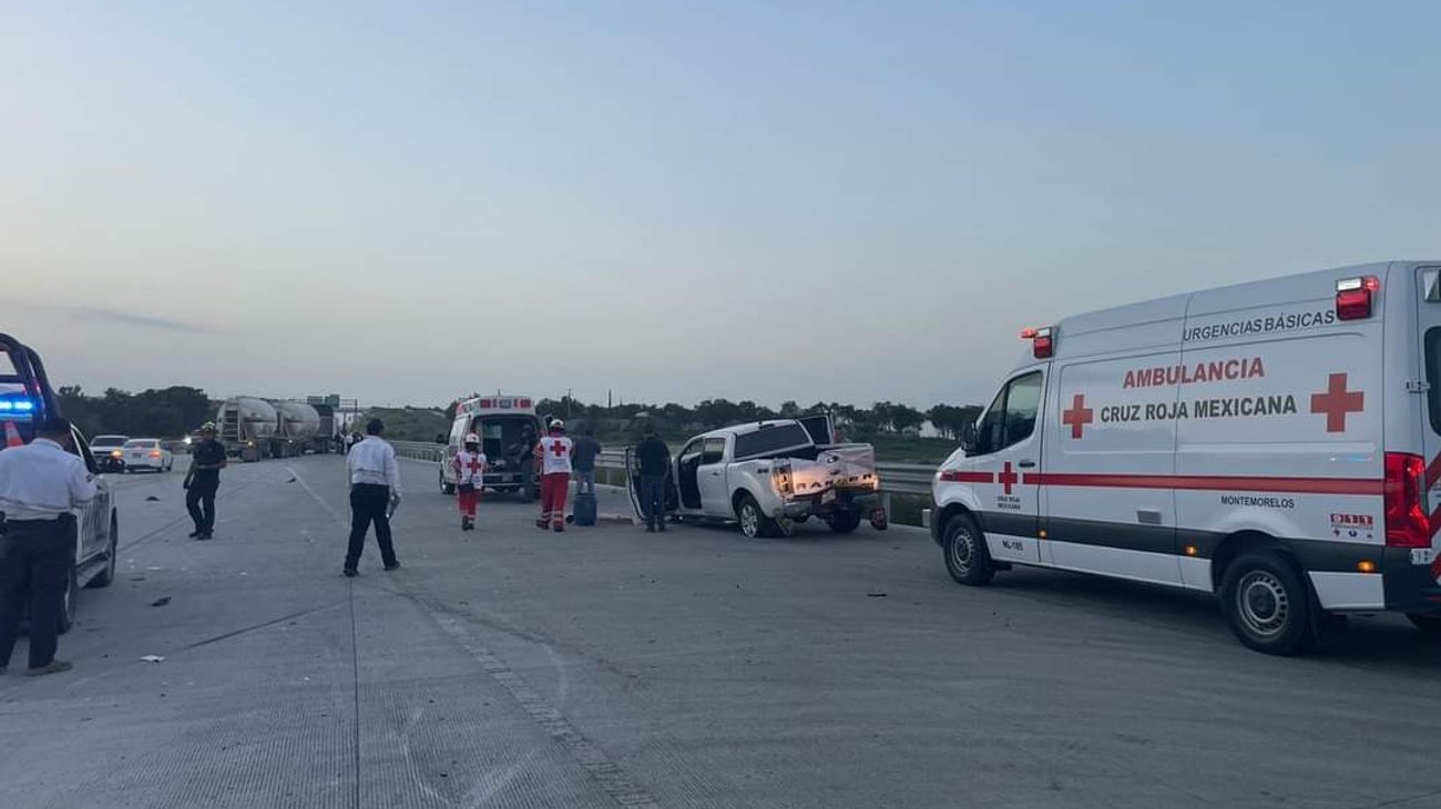 Tráiler choca contra una camioneta y deja un lesionado