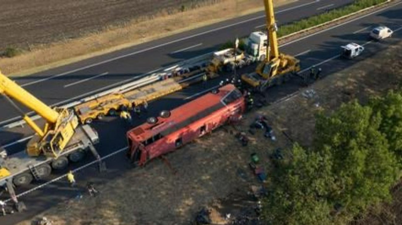 Volcadura de autobús turístico deja 12 muertos en Hungría