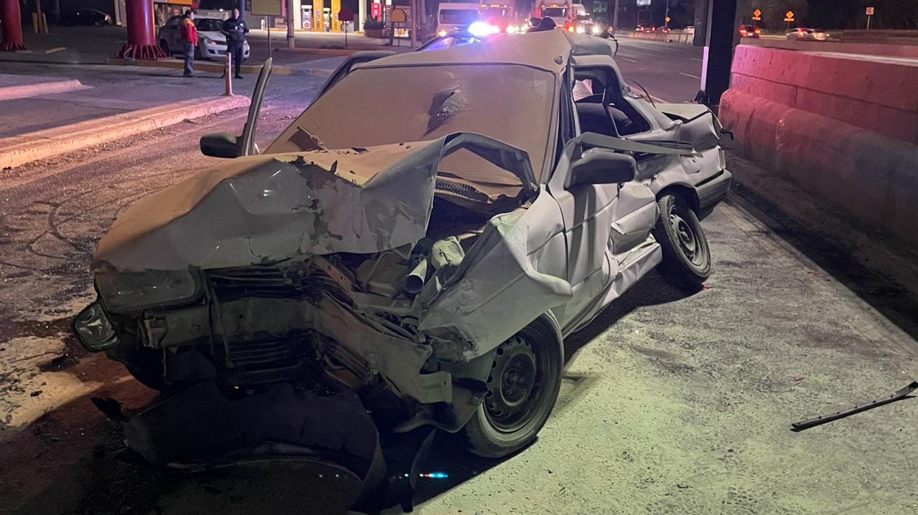 Estrella automóvil contra estructura en la avenida Barragán