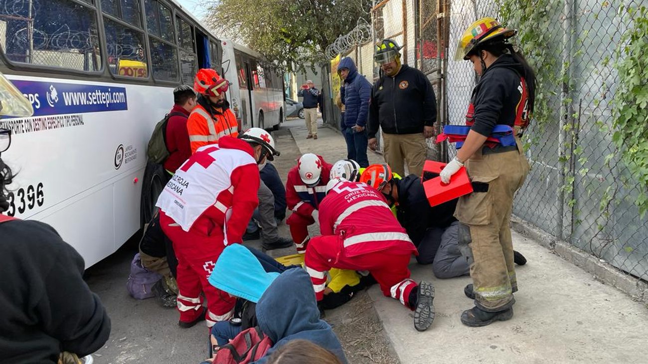 Choque entre transporte de personal y urbano deja 15 heridos