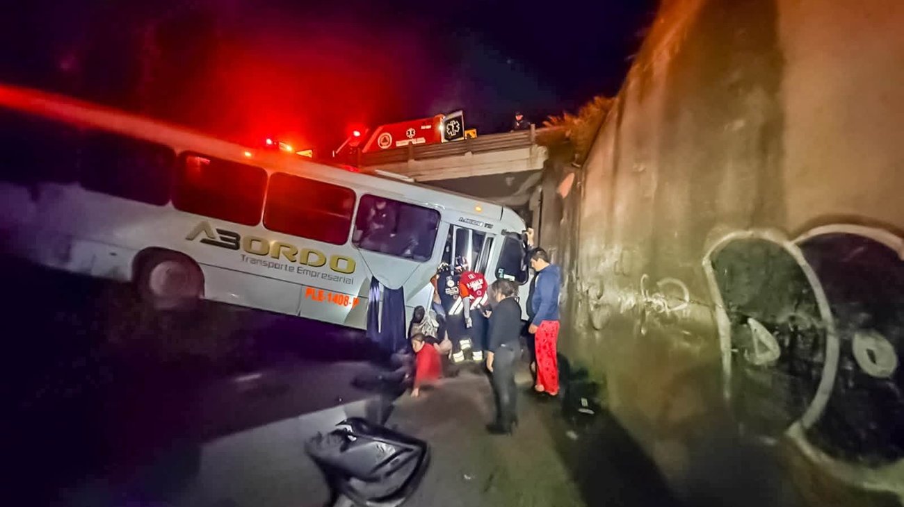 Deja volcadura de camión un muerto y 10 heridos en Irapuato