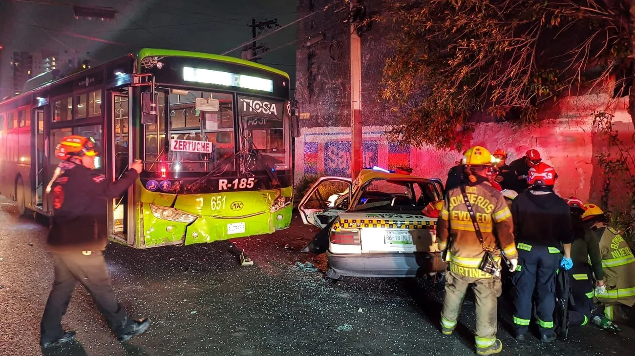 Camión de la ruta 185 choca taxi y mueren pasajeros en Monterrey