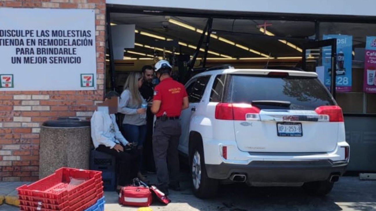 Choca camioneta contra tienda de conveniencia en Monterrey