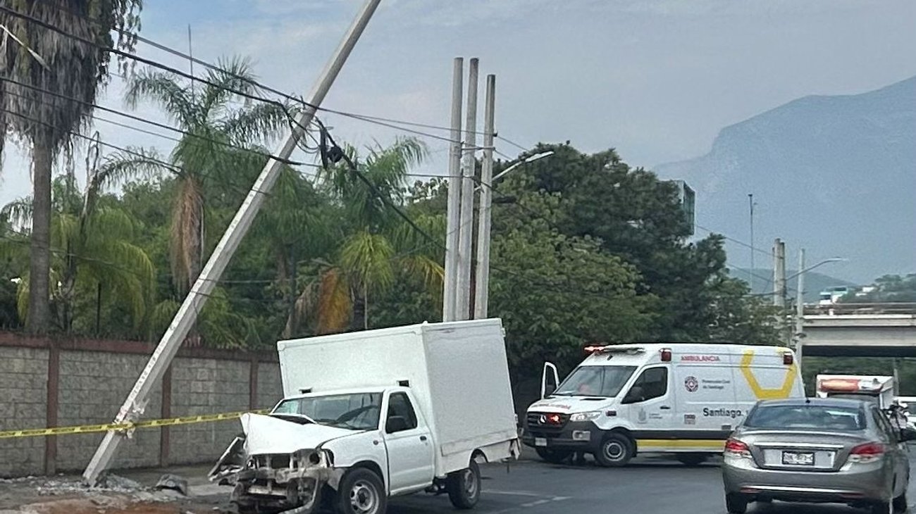Camioneta se estrella contra poste tras presunto cerrón