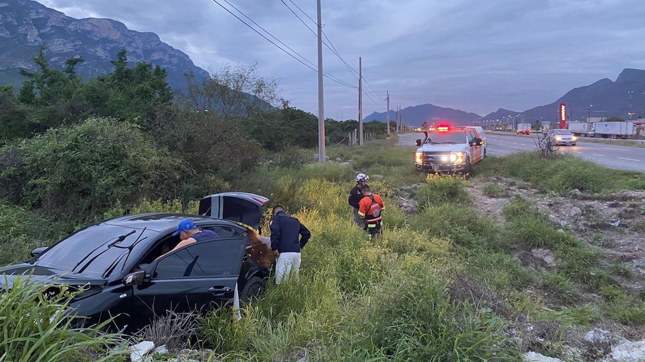 Pierde control de auto y cae a zanja en carretera a Saltillo