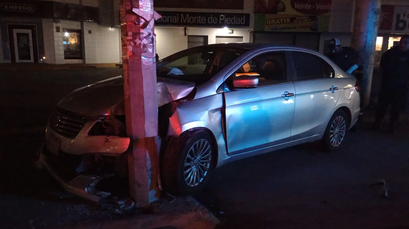 Se impacta auto contra poste en rotonda de Solidaridad