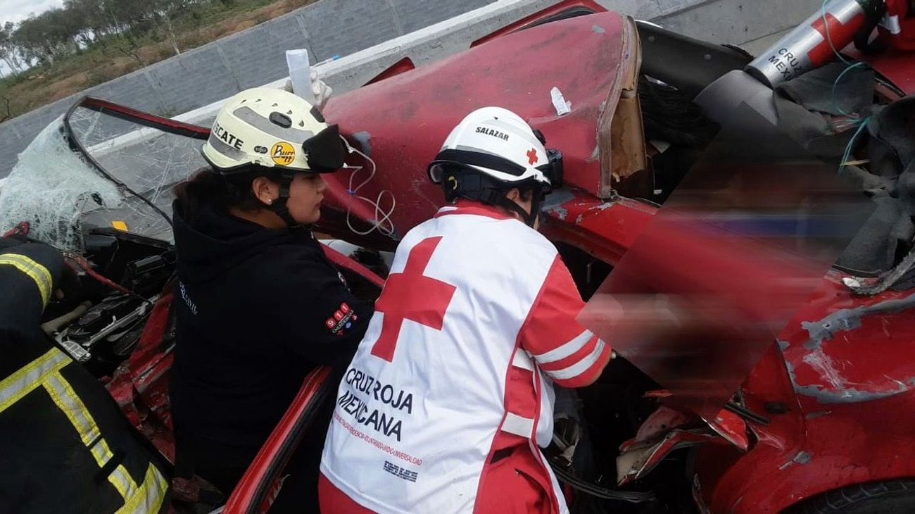 Mueren 2 personas en choque entre auto y tráiler en Allende