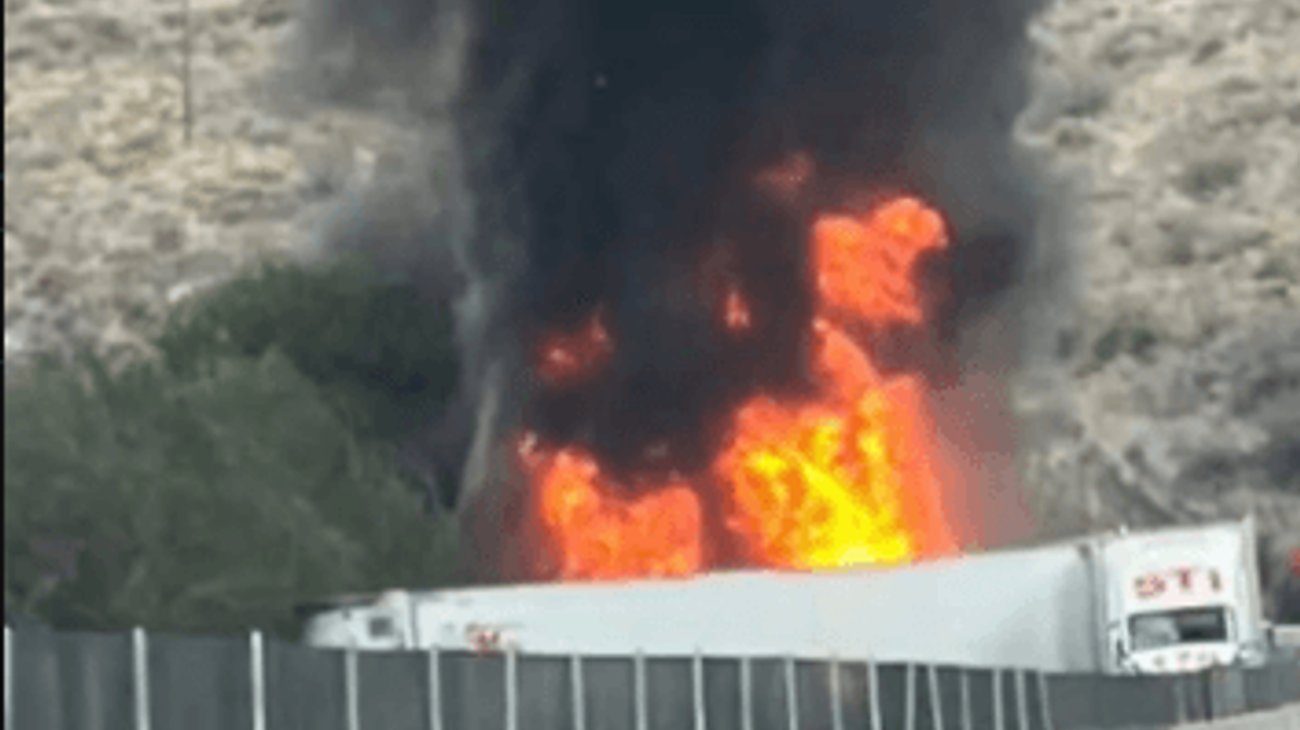 Camiones provocan fuerte incendio tras un aparatoso accidente