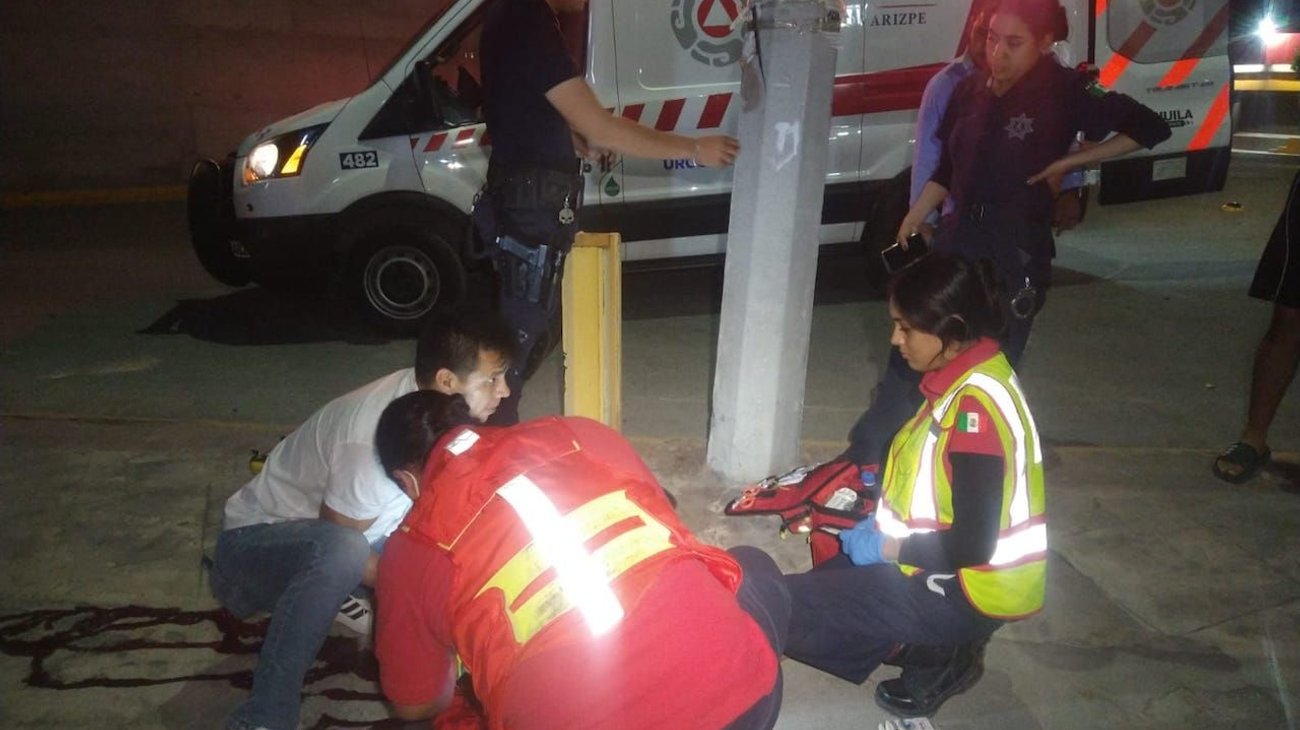 Menor fallece tras chocar con poste y caer de moto