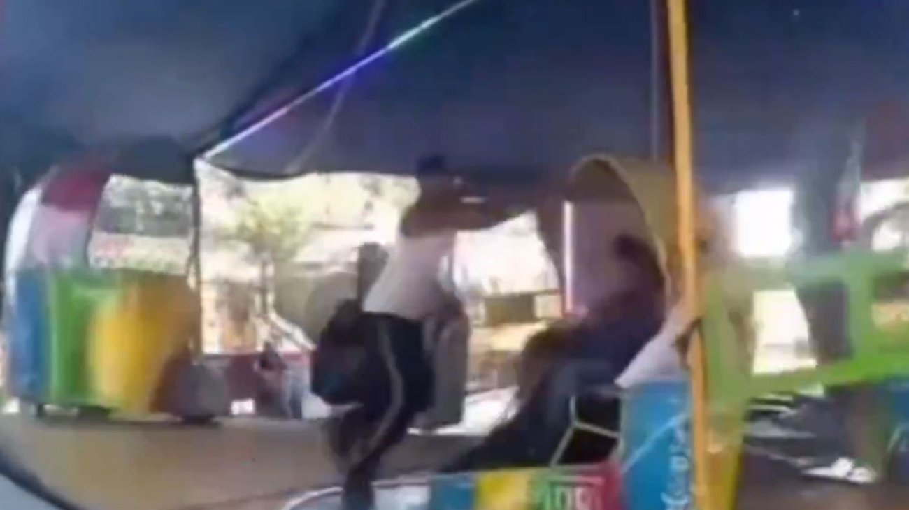 Operador de juego mecánico sufre accidente y sale volando