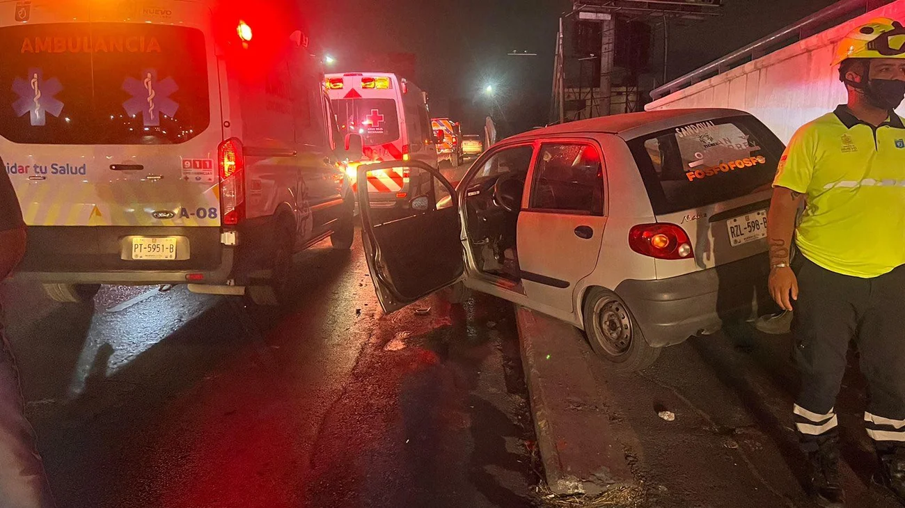 Vehículo se estrella en Manuel L. Barragán; hay 2 lesionados