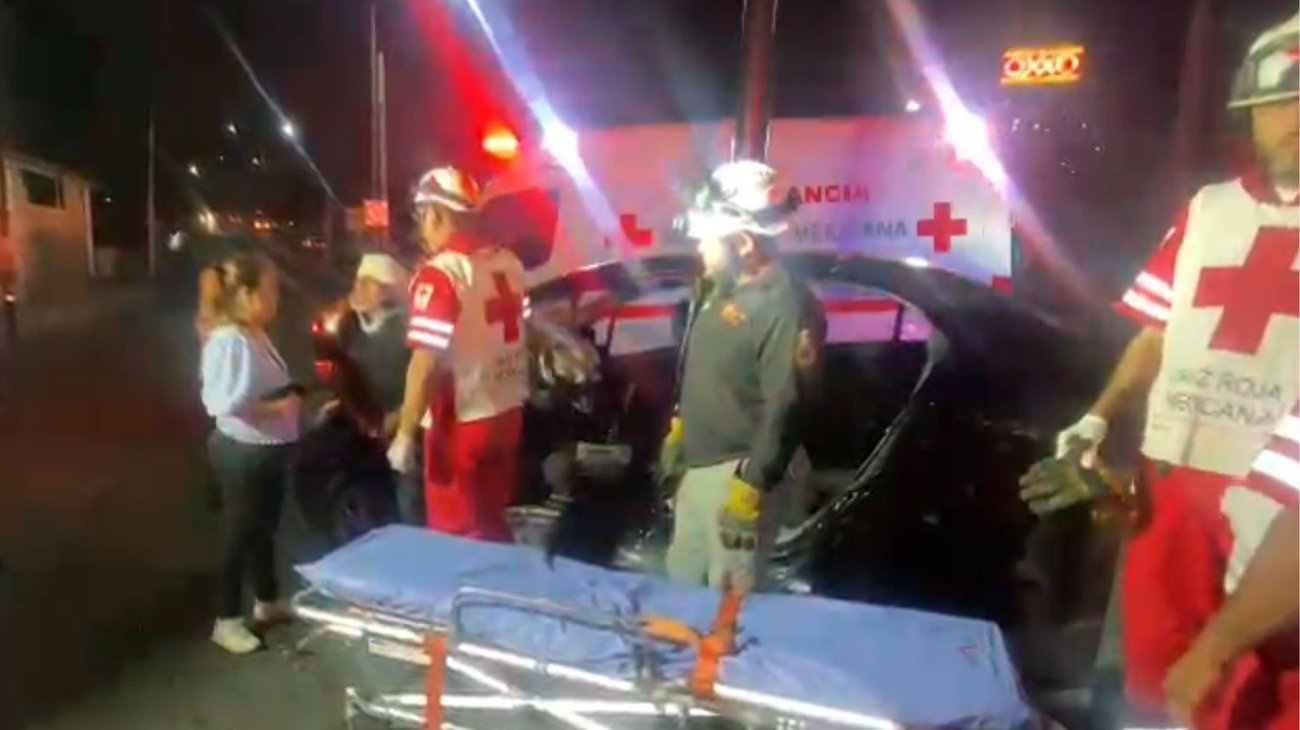 Hombre queda atrapado en su vehículo luego de estrellarse