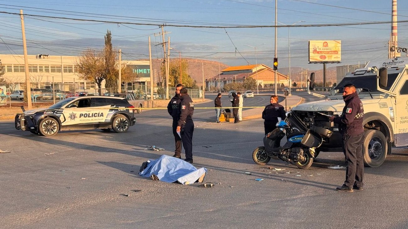 Muere motociclista tras chocar contra camión de valores